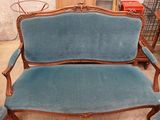 un canapé bleu et deux fauteuils dans une pièce