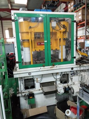 une photo d'une machine dans une usine où se trouvent de nombreux équipements