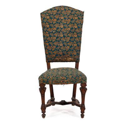 le dossier d'une chaise dont l'assise est recouverte d'un tissu à motifs floraux