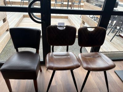 trois chaises placées côte à côte devant une fenêtre
