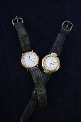 deux montres posées sur une surface noire