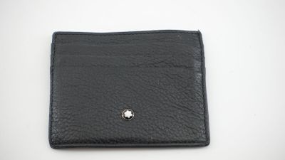 portefeuille en cuir noir orné d'un bouton argenté sur le devant
