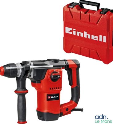 un marteau rouge et noir avec une boîte à outils en arrière-plan