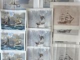 de nombreuses photos de bateaux accrochées au mur