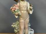 une figurine représentant une petite fille tenant des fleurs