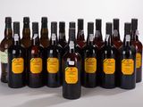 plusieurs bouteilles de vin sont alignées sur une surface blanche