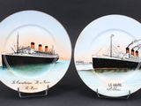 deux assiettes sur lesquelles est représenté un bateau