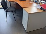 un bureau avec une chaise et un ordinateur dessus