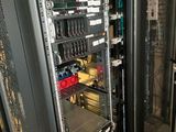 une photo d'une salle de serveurs avec de nombreux câbles et équipements