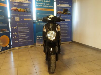 une moto garée dans un showroom