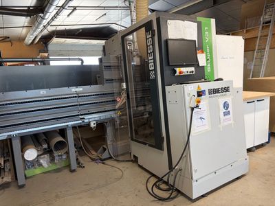 une machine qui se trouve à l'intérieur d'un bâtiment
