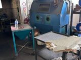 une photo d'un homme travaillant dans une usine