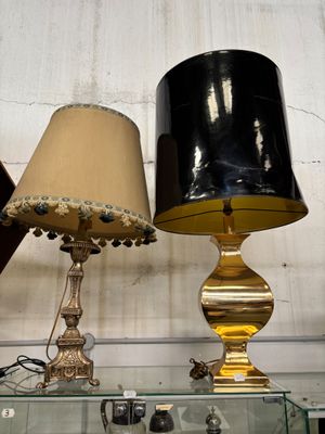 deux lampes posées sur une étagère en verre dans une pièce