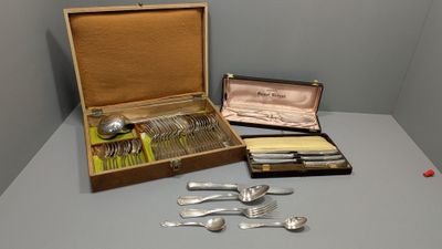 une boîte en bois contenant de l'argenterie sur une table