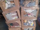 de nombreux cartons empilés les uns sur les autres dans un entrepôt