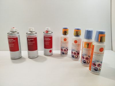 différentes sortes de peinture en bombe sur une surface blanche