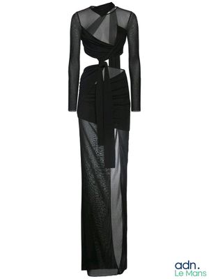 La robe est noire et grise, avec un décolleté transparent.