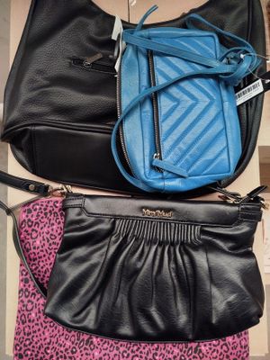 deux porte-monnaie et un sac à main posés sur une table