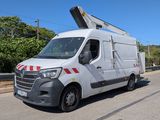 une camionnette blanche qui roule sur la route