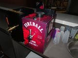 une boîte rouge posée sur le comptoir de la cuisine