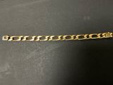 un bracelet en or sur une surface noire