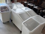 une grande cuisine équipée de deux éviers et d'une table