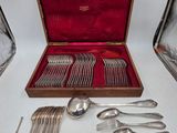 beaucoup d'argenterie dans un coffret sur une table