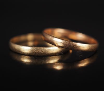 deux alliances en or sur un fond noir