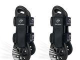deux paires de roulettes noires avec des roues noires sur fond blanc