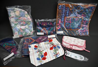 Lot de 8 pochettes en tissus imprimés.