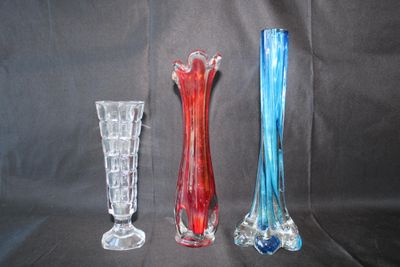3 soliflores en verre (transparent, rouge et un bleu)
