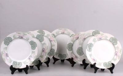 RÖRSTRAND. Suite de sept assiettes à dessert en porcelaine.