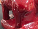 une figurine de chat rouge posée sur une table