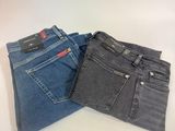deux paires de jeans posées l'une sur l'autre sur une table