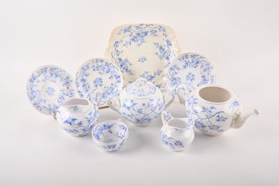 beaucoup de vaisselle et de tasses bleues et blanches sur la table