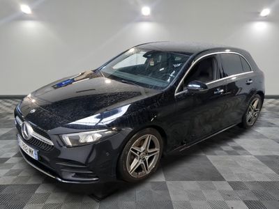 la mercedes cla est garée dans un garage dont le sol est recouvert de carreaux