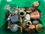 une poubelle verte remplie de divers objets qui s'y trouvent
