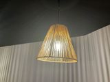 une lampe suspendue au plafond d'une pièce
