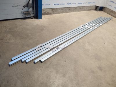 un ensemble de quatre barres en acier inoxydable posées au sol