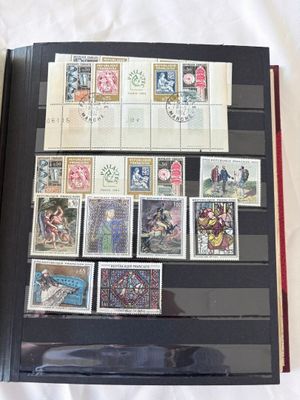 la photo d'un livre portant de nombreux timbres