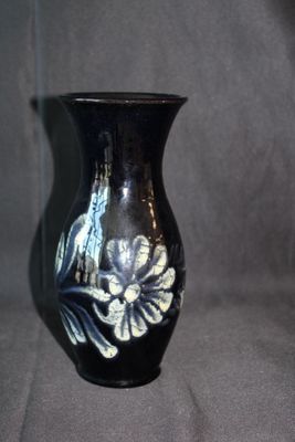 Vase noir à décor de fleur blanche