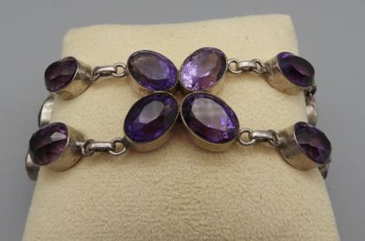 une photo d'un bracelet orné de pierres d'améthorate