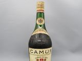 gros plan d'une bouteille de vin sur fond blanc