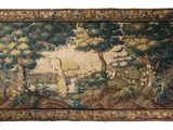 une image d'une tapisserie accrochée au mur d'une pièce