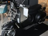 un scooter exposé dans une pièce