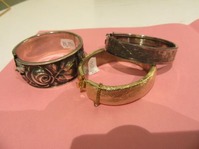 deux anneaux sur un fond rose, accompagnés d'une étiquette