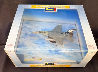 une boîte ouverte sur laquelle figure l'image d'un avion de chasse volant dans le ciel