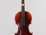 un vieux violon suspendu à une ficelle accrochée au mur