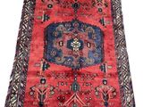 un tapis rouge orné d'un motif bleu et rouge