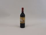 une bouteille de vin posée sur une table